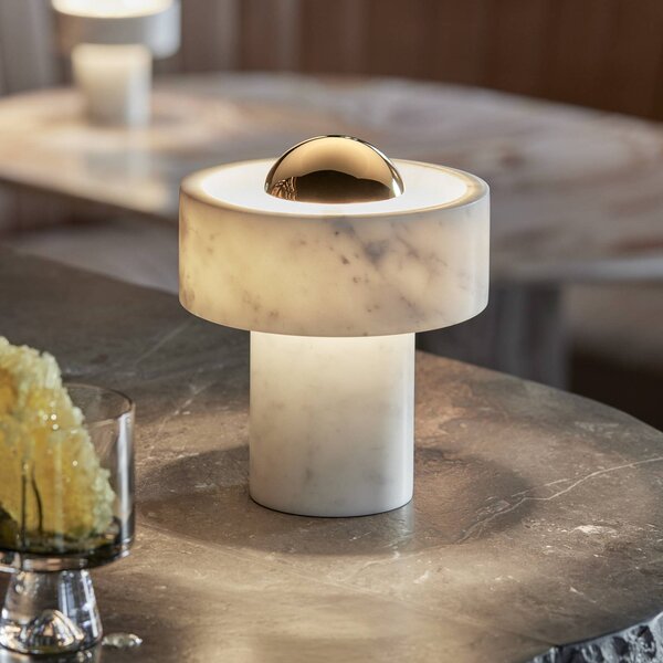 Tom Dixon LED stolní lampa Stone na baterie, zlatá barva, výška 19 cm, stmívatelný, Bílá / opál, Obývací pokoj / jídelna, Kámen, Design