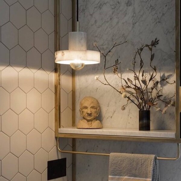Tom Dixon LED závěsné světlo Stone, bílé, Ø 18 cm, mramor, stmívatelný, Bílá / opál, Obývací pokoj / jídelna, Kámen, Design