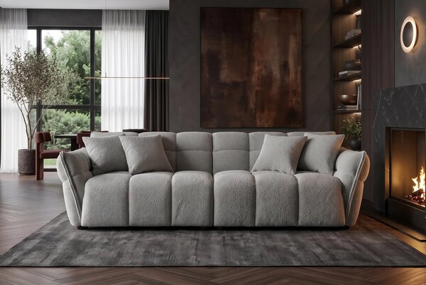 Designová moderní buklé třímístná sedačka Yang se světlým šedým potahem s hlubokým čtvercovým prošíváním a polštáři 260 cm