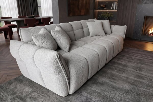 Designová moderní buklé třímístná sedačka Yang se světlým šedým potahem s hlubokým čtvercovým prošíváním a polštáři 260 cm