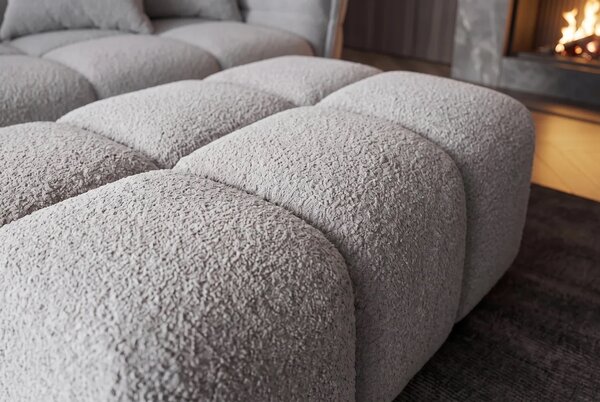 Designová moderní buklé obdélníková taburetka Yang ve světle šedé barvě s hlubokým čtvercovým prošíváním 100 cm