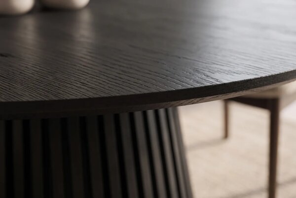 Moderní designový kulatý jídelní stůl Davidson v černém dubovém provedení s jednou nohou s lamelovým dekorem 120 cm