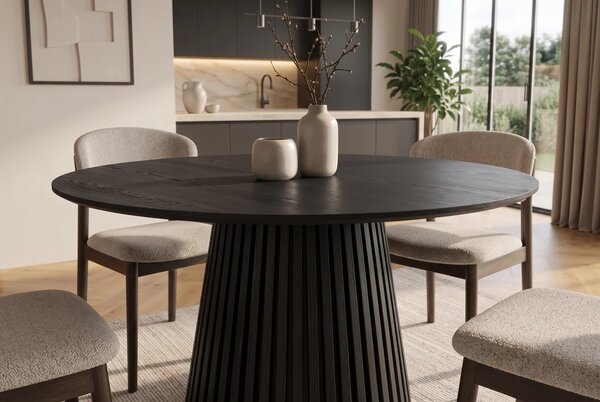 Moderní designový kulatý jídelní stůl Davidson v černém dubovém provedení s jednou nohou s lamelovým dekorem 120 cm