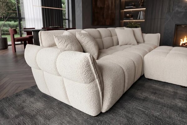 Designová moderní třímístná sedačka Yang se světlým béžovým buklé potahem s prošíváním do čtverce a čtyřmi polštáři 260 cm