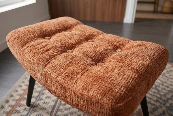 Designová skandinávská taburetka Scandinavia s žinylkovým potahem v rezavé hnědé barvě s černýma nohama z kovu 60 cm