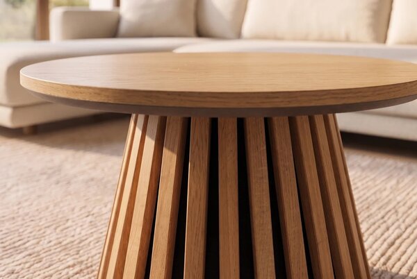 Designový skandinávsky kulatý příruční stolek Davidson ve světlém hnědém dubovém provedení s lamelovým dekorem 50 cm