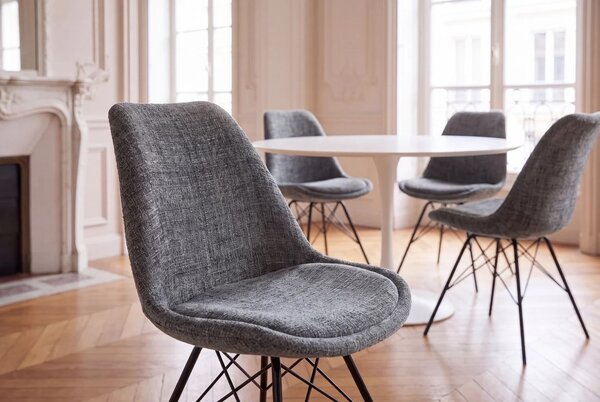 Designová retro jídelní židle Scandinavia s šedým žinylkovým potahem a černým kovovým nohama 50 cm