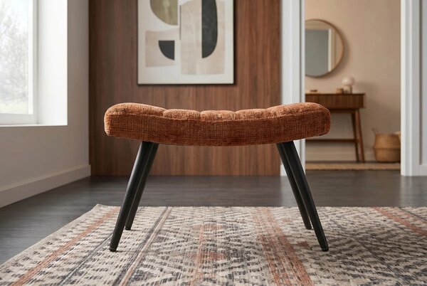 Designová skandinávská taburetka Scandinavia s žinylkovým potahem v rezavé hnědé barvě s černýma nohama z kovu 60 cm
