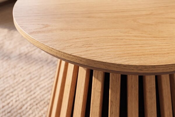 Designový skandinávsky kulatý příruční stolek Davidson ve světlém hnědém dubovém provedení s lamelovým dekorem 50 cm