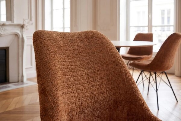 Designová retro hnědá jídelní židle Scandinavia s čalouněním s žinylkovým potahem a černou kovovou podstavou 50 cm