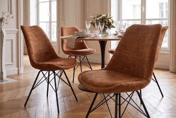 Designová retro hnědá jídelní židle Scandinavia s čalouněním s žinylkovým potahem a černou kovovou podstavou 50 cm