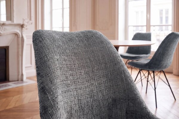 Designová retro jídelní židle Scandinavia s šedým žinylkovým potahem a černým kovovým nohama 50 cm