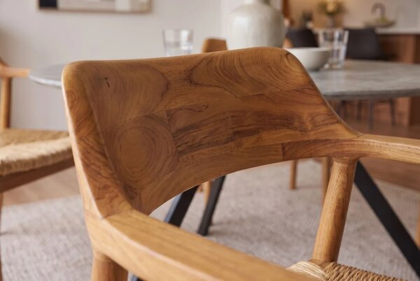 Designová etno jídelní židle Elvar s hnědým rámem z masivního teakového dřeva a sedadlem s proutěným výpletem 58 cm