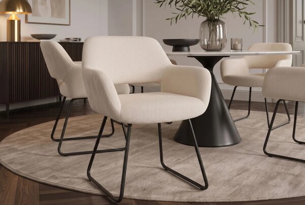 Designová skandinávská jídelní židle Pala s krémovým béžovým manšestrovým potahem a černýma nohama z kovu 56 cm