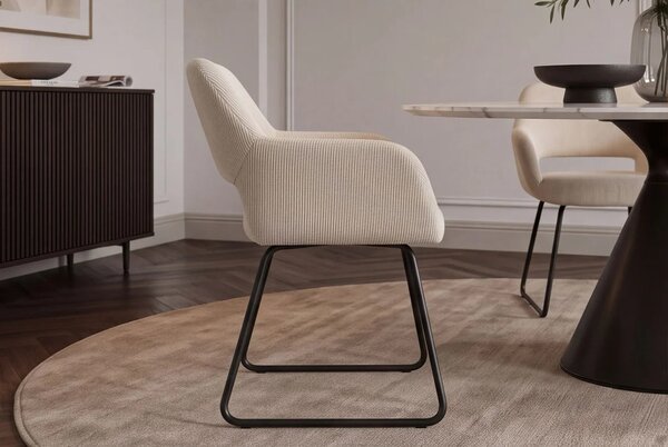 Designová skandinávská jídelní židle Pala s krémovým béžovým manšestrovým potahem a černýma nohama z kovu 56 cm