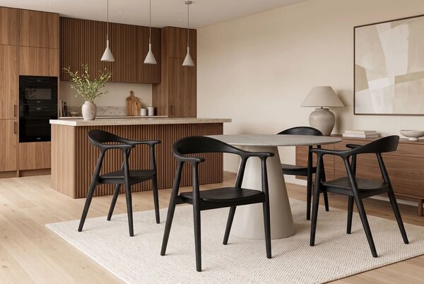 Moderní designová černá jídelní židle Elvar z masivního dřeva sungkai s opěrkami na ruce 61 cm