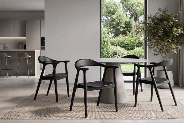 Moderní designová černá jídelní židle Elvar z masivního dřeva sungkai s opěrkami na ruce 61 cm