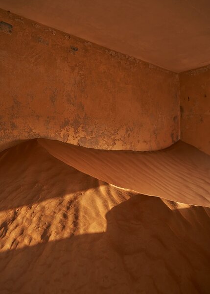 Paper Collective designové moderní obrazy Sand Village II (50 x 70 cm)