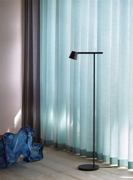 Muuto Stojací lampa Tip, black TIPFLR01