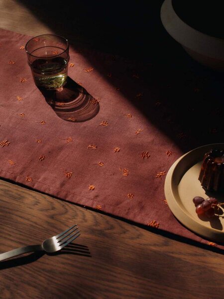 Ferm Living Běhoun Baies, dark grape / picante red