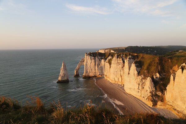 Útesy Étretat v teplém večerním světle – Jednodílný obraz, 60 × 40 cm