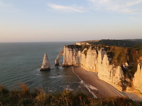 Útesy Étretat v teplém večerním světle – Jednodílný obraz, 40 × 30 cm