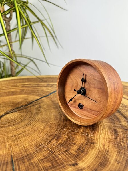 Dřevěné stolní hodiny Frederic