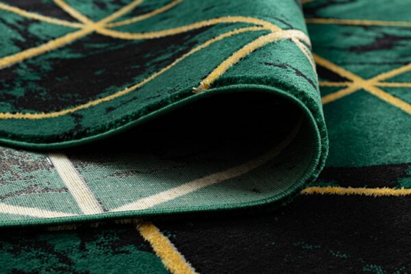 Koberec EMERALD exkluzivní 1020 glamour, styl marmur, trojúhelníky lahvově zelený/zlatý