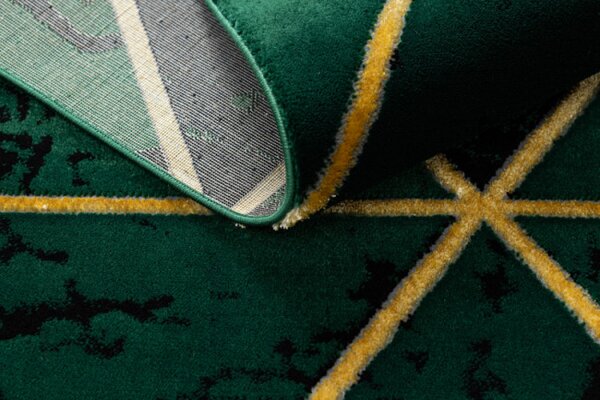 Koberec EMERALD exkluzivní 1020 glamour, styl marmur, trojúhelníky lahvově zelený/zlatý