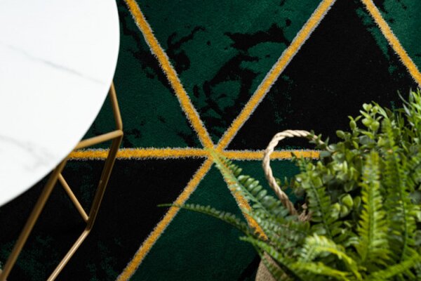 Koberec EMERALD exkluzivní 1020 glamour, styl marmur, trojúhelníky lahvově zelený/zlatý
