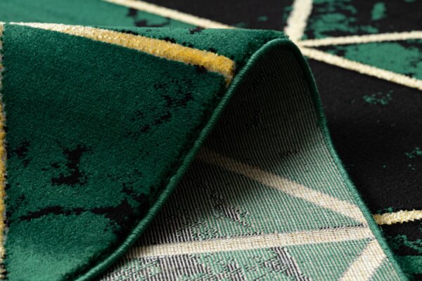 Koberec EMERALD exkluzivní 1020 glamour, styl marmur, trojúhelníky lahvově zelený/zlatý