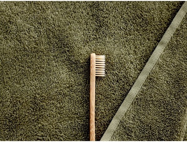 Olivově zelený ručník z froté bavlny Södahl, 100 x 50 cm