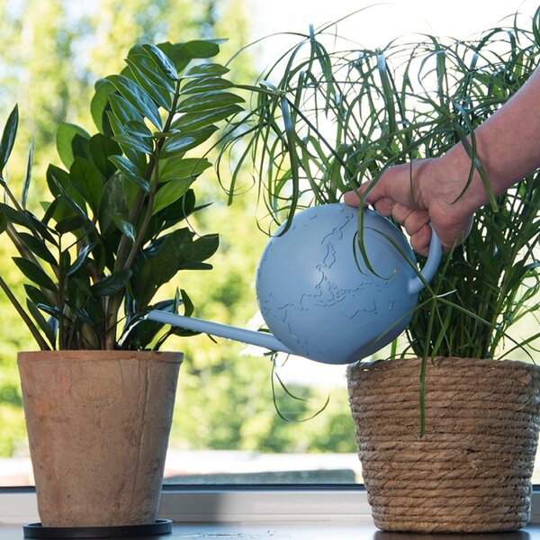 Modrá konev na zalévání Esschert Design Globus, 1,5 l