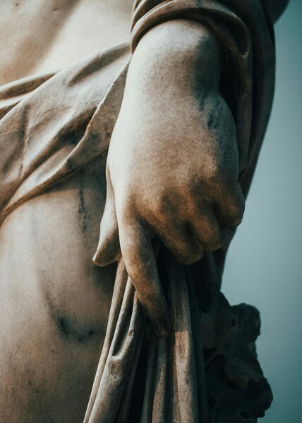 Detail antické sochy s rukou – Jednodílný obraz, 50 × 70 cm