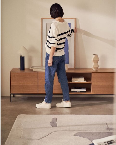 TV stolek v dekoru ořechu v přírodní barvě 195x55 cm Vedrana – Kave Home