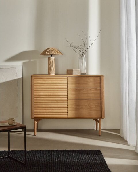 Nízká komoda v dekoru dubu v přírodní barvě 105x86 cm Lenon – Kave Home