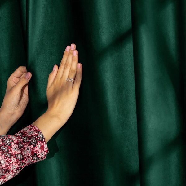 Tmavě zelený sametový dimout závěs 140x270 cm Pleat – Restilo