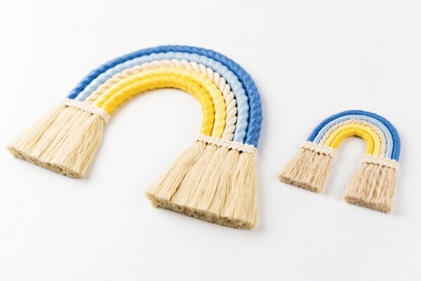 Malá modro-žlutá macramé duha