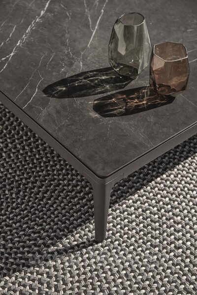 Gloster Hliníkový konferenční stolek Grid, Gloster, čtvercový 103x103x30 cm, rám hliník barva meteor, deska keramika dekor Bianco