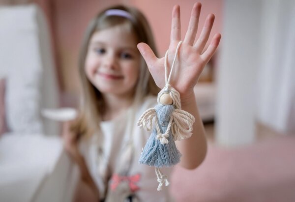 Macramé andílek ve světle modré