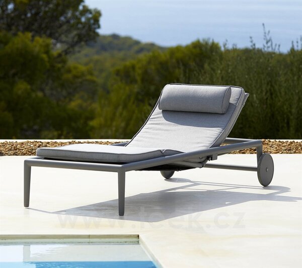 Cane-line Polohovací lehátko s kolečky Conic, Cane-line, 220x78x40 cm, rám hliník barva light grey, pásový výplet a celopotah venkovní látka AirTouch light grey