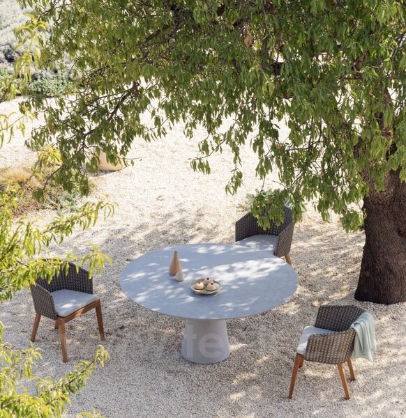 Royal Botania Betonový jídelní stůl snížený Conix, Royal Botania, kulatý 160x67 cm, podnož beton cement grey, deska teak