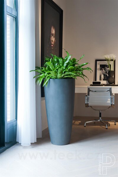 Pottery Pots Venkovní květináč kulatý Dax L, Charcoal Cement (barva tmavě šedá), kolekce Cement, materiál Ficonstone, průměr 37 cm x v 80 cm, objem cca 32 l