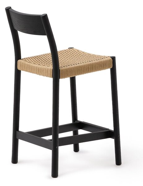 Černá/v přírodní barvě barová židle z dubového dřeva (výška sedáku 65 cm) Yalia – Kave Home