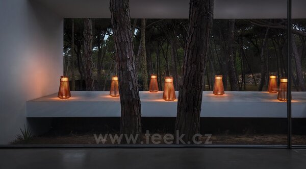 Gloster Teaková venkovní solární LED lampa Ambient Ray, Gloster, 39x39x68 cm, leštěné teakové lamely, kožené madlo, vč. dálkového ovládání a nabíjecího kabelu