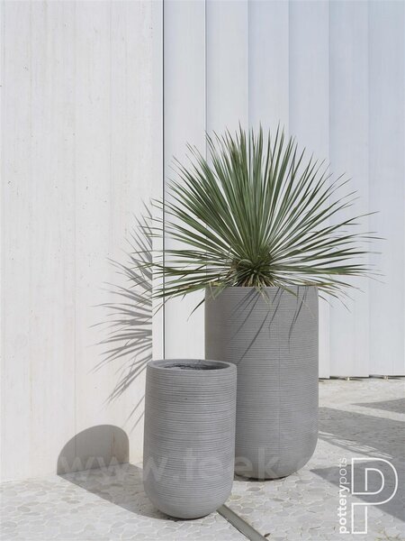 Pottery Pots Venkovní květináč kulatý Cody high M, Dark Grey (barva tmavě šedá, vodorovné pruhy), kolekce Ridged, materiál Ficonstone, průměr 35 cm x v 55 cm, objem cca 49 l