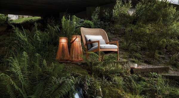 Gloster Teaková venkovní solární LED lampa Ambient Ray, Gloster, 39x39x68 cm, leštěné teakové lamely, kožené madlo, vč. dálkového ovládání a nabíjecího kabelu