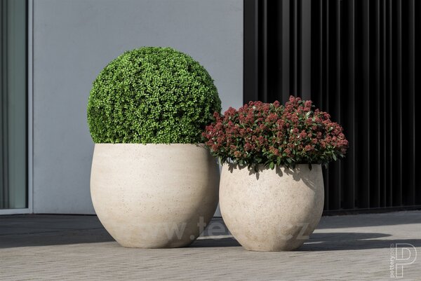 Pottery Pots Venkovní květináč kulatý Jumbo Orb XS, Beige Washed (barva světle béžová), kolekce Urban, materiál Ficonstone, průměr 69 cm x v 57 cm, objem cca 173 l