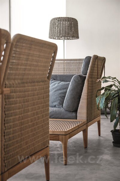 Gloster Venkovní lampa solární/LED samostojná vysoká Ambient Mesh, Gloster, 51x176 cm, lakovaný rám hliník barva meteor, výplet umělý ratan hnědobéžový (carob), vč. dálkového ovládání