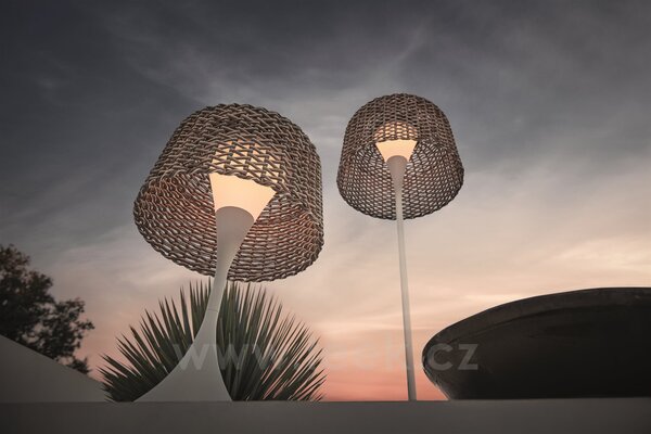Gloster Venkovní lampa solární/LED samostojná nízká Ambient Mesh, Gloster, 41x65 cm, lakovaný rám hliník barva meteor, výplet umělý ratan hnědobéžový (carob), vč. dálkového ovládání